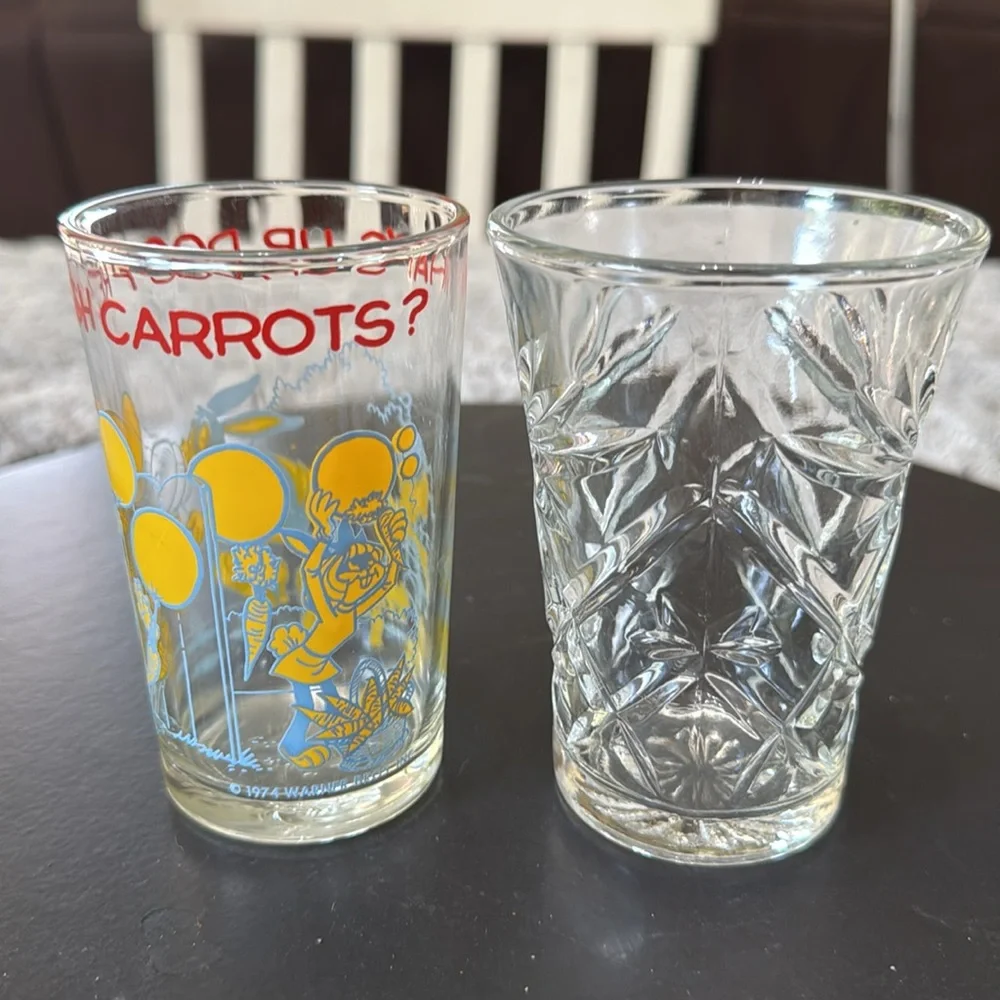 Vintage 1974 Warner Bros. Welchs Jelly Juice Glass featuring Bugs Bunny Cartoon‎